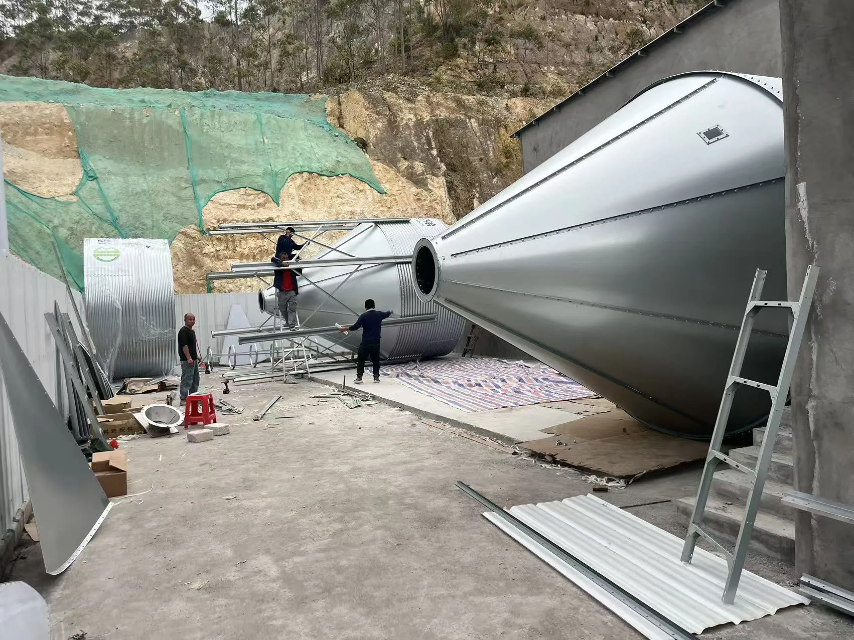 โครงการฟาร์มสุกรขนาดใหญ่ของ Debabrother ในมณฑลกวางตุ้ง อยู่ระหว่างการก่อสร้าง โดยคาดว่าจะสามารถเลี้ยงลูกสุกรได้ 300,000 ตัวต่อปี